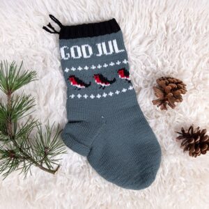 Bluum strikk - Julestrømper Dompap+Nisse grønn i Soft Merino Ull