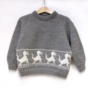 Bluum strikk - Dinosaur-genseren i Pure Eco Baby Wool