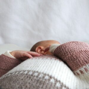 Bluum strikk - Kosepose med striper i Dus gammelrosa Pure Eco Baby Woo