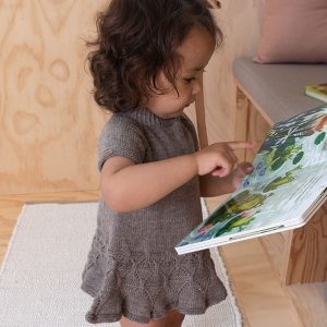 Bluum strikk - Ylva dansekjole i Pure Eco Baby Wool - Sirissima strikk