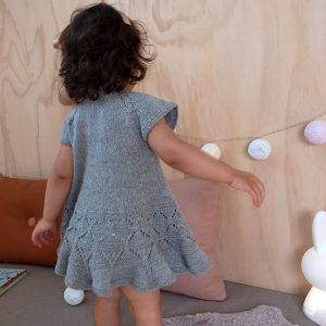 Bluum strikk - Ylva dansekjole i Pure Eco Baby Wool - Sirissima strikk