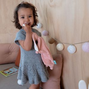 Bluum strikk - Ylva dansekjole i Pure Eco Baby Wool - Sirissima strikk