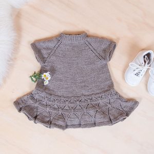 Bluum strikk - Ylva dansekjole i Pure Eco Baby Wool - Sirissima strikk