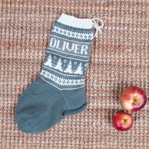 Bluum strikk - Julestrømper med juletre og valgfrie navn i Pure Eco Baby Wool