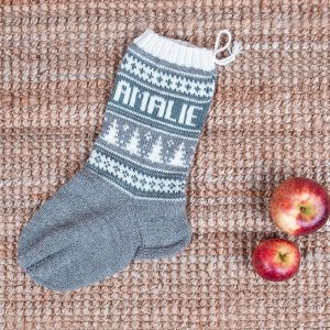 Bluum strikk - Julestrømper med juletre og valgfrie navn i Pure Eco Baby Wool