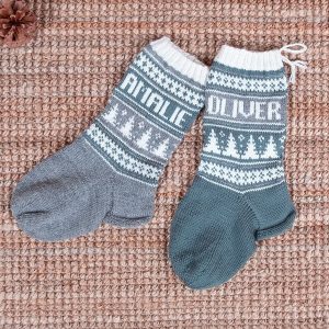 Bluum strikk - Julestrømper med juletre og valgfrie navn i Pure Eco Baby Wool
