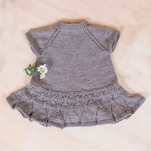 Bluum strikk - Ylva dansekjole i Pure Eco Baby Wool - Sirissima strikk