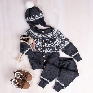 Bluum strikkesett - Traktor jakke, bukse og lue i Pure Eco Baby Wool