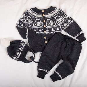 Bluum strikkesett - Traktor jakke, bukse og lue i Pure Eco Baby Wool