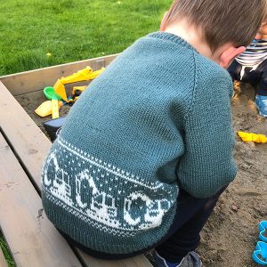 Bluum strikk - Gravemaskin-genseren i Pure Eco Baby Wool