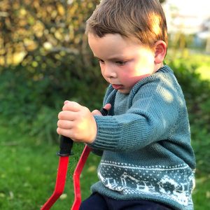 Bluum strikk - Gravemaskin-genseren i Pure Eco Baby Wool