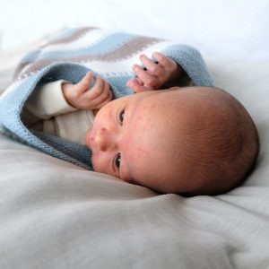 Bluum strikk - Kosepose med striper i Dus blå Pure Eco Baby Wool