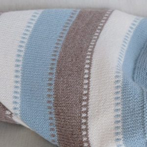 Bluum strikk - Kosepose med striper i Dus blå Pure Eco Baby Wool