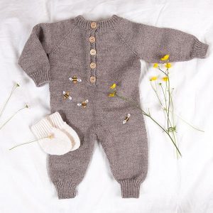 Strikkedress Raglan med bier og lue - garnpakke i Bluum Pure Eco Wool