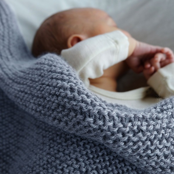 Strikk Babyteppe Kasper - garnpakke fra Bluum i Solo Cashmere