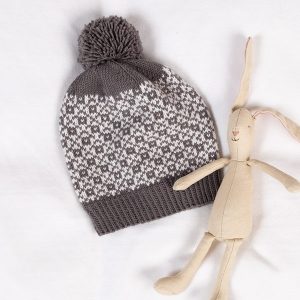 Strikkesett Jubel m/genser, bukse og lue - garnpakke i Bluum Soft Merino Ull
