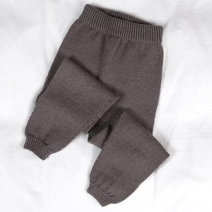 Strikkesett Jubel m/genser, bukse og lue - garnpakke i Bluum Soft Merino Ull