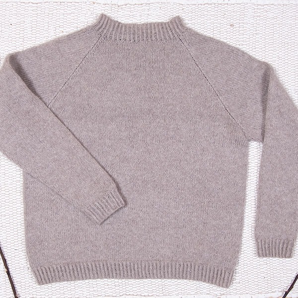 Strikkegenser Klassisk kasjmir - garnpakke fra Bluum i Solo Cashmere