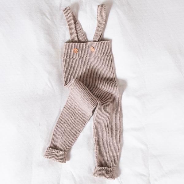 Strikkebukse med seler i ribb - garnpakke i Bluum Soft Merino Ull