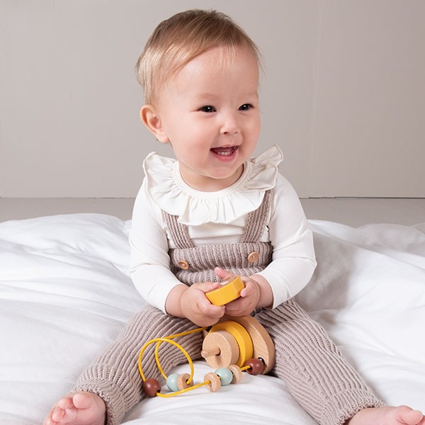 Strikkebukse med seler i ribb - garnpakke i Bluum Soft Merino Ull