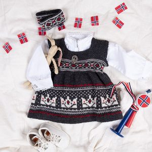 Strikkekjole Kronestakken - garnpakke i Bluum Pure Eco Baby Wool