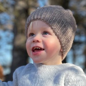 Bluum strikk - Lue Vårvibber i Fluffy - gratis strikkeoppskrift
