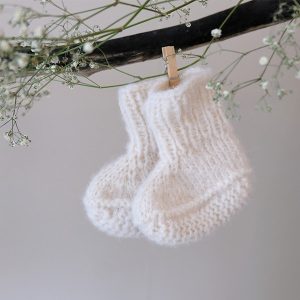 Bluum strikk - Babytøfler i Fluffy - gratis strikkeoppskrift