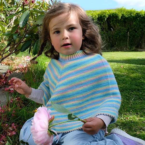 Strikk Poncho Fargespill - garnpakke i Bluum Soft Merino Ull