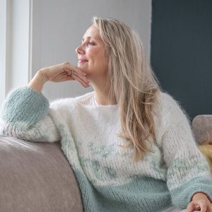 Strikkegenser Perlemorskyer til dame - garnpakke fra Bluum i Fnugg