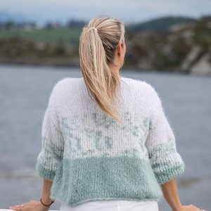 Strikkegenser Perlemorskyer til dame - garnpakke fra Bluum i Fnugg