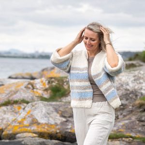 Strikkejakke Havbris til dame - garnpakke fra Bluum i Fnugg