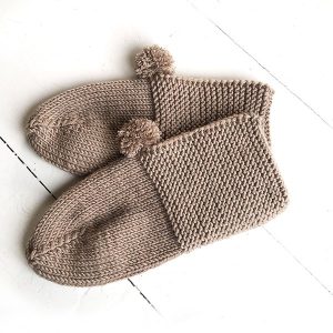 Bluum strikk - Tøfler - gratis strikkeoppskrift