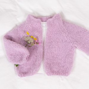 Strikkejakke Lavendel - garnpakke fra Bluum i Fnugg