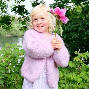 Strikkejakke Lavendel - garnpakke fra Bluum i Fnugg