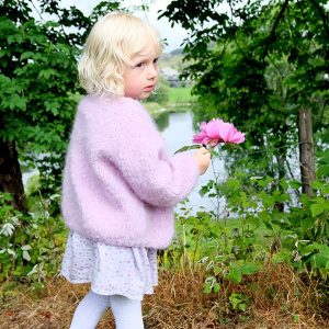 Strikkejakke Lavendel - garnpakke fra Bluum i Fnugg