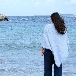 Strikk Poncho Himmelblå til dame - garnpakke fra Bluum i Fnugg