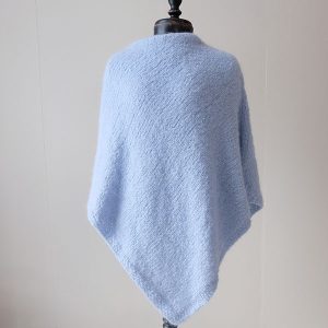 Strikk Poncho Himmelblå til dame - garnpakke fra Bluum i Fnugg