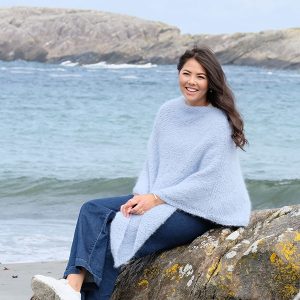 Strikk Poncho Himmelblå til dame - garnpakke fra Bluum i Fnugg