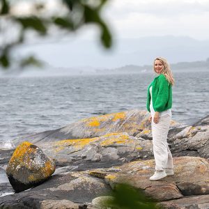 Strikkejakke Ryllik til dame - garnpakke fra Bluum i Fnugg