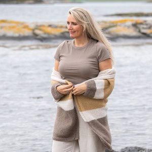 Strikkejakke Mørk Sand til dame - garnpakke fra Bluum i Fluffy