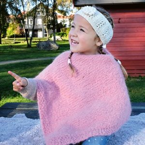 Strikk Poncho Strandnellik til barn - garnpakke fra Bluum i Fnugg
