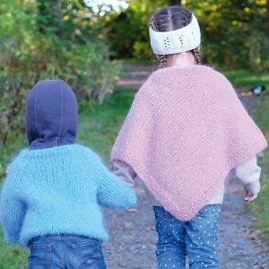 Strikk Poncho Strandnellik til barn - garnpakke fra Bluum i Fnugg