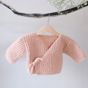 Strikkejakke Lille knopp m/lue og strømper - garnpakke fra Bluum i Fluffy