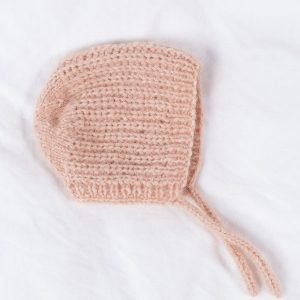 Strikkejakke Lille knopp m/lue og strømper - garnpakke fra Bluum i Fluffy