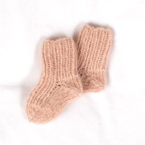 Strikkejakke Lille knopp m/lue og strømper - garnpakke fra Bluum i Fluffy