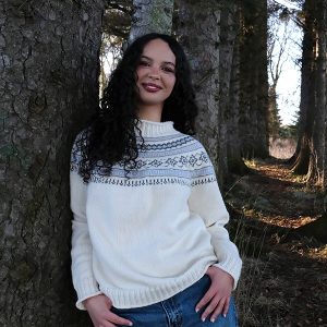 Strikkegenser Ingrid til dame - garnpakke i Bluum Pure Eco Baby Wool