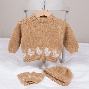Strikkegenser Lille Kylling m/lue og leggvarmere - garnpakke fra Bluum i Fluffy