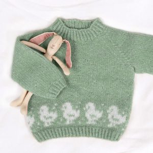 Strikkegenser Lille Kylling m/lue og leggvarmere - garnpakke fra Bluum i Fluffy