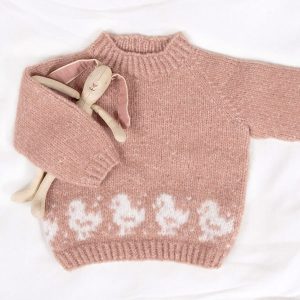 Strikkegenser Lille Kylling m/lue og leggvarmere - garnpakke fra Bluum i Fluffy