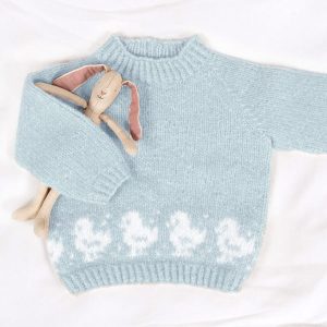 Strikkegenser Lille Kylling m/lue og leggvarmere - garnpakke fra Bluum i Fluffy